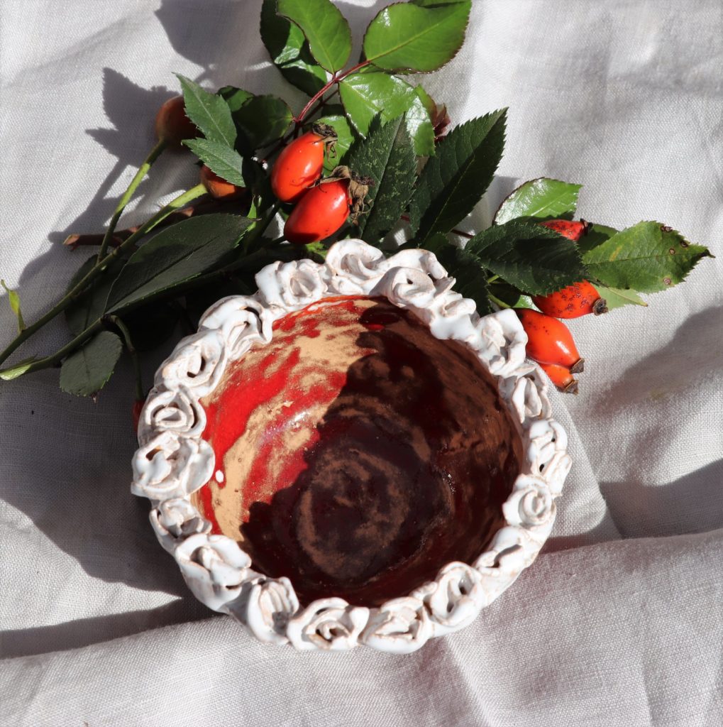 rote und weiße Schale