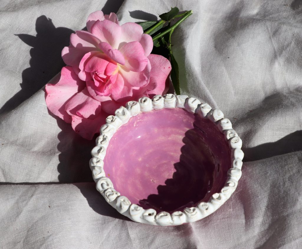 rosa und weiße Schale