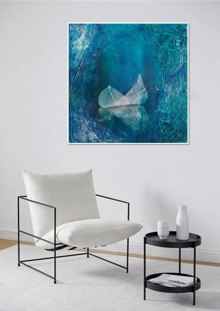 blaues Gemälde im Wohnzimmer