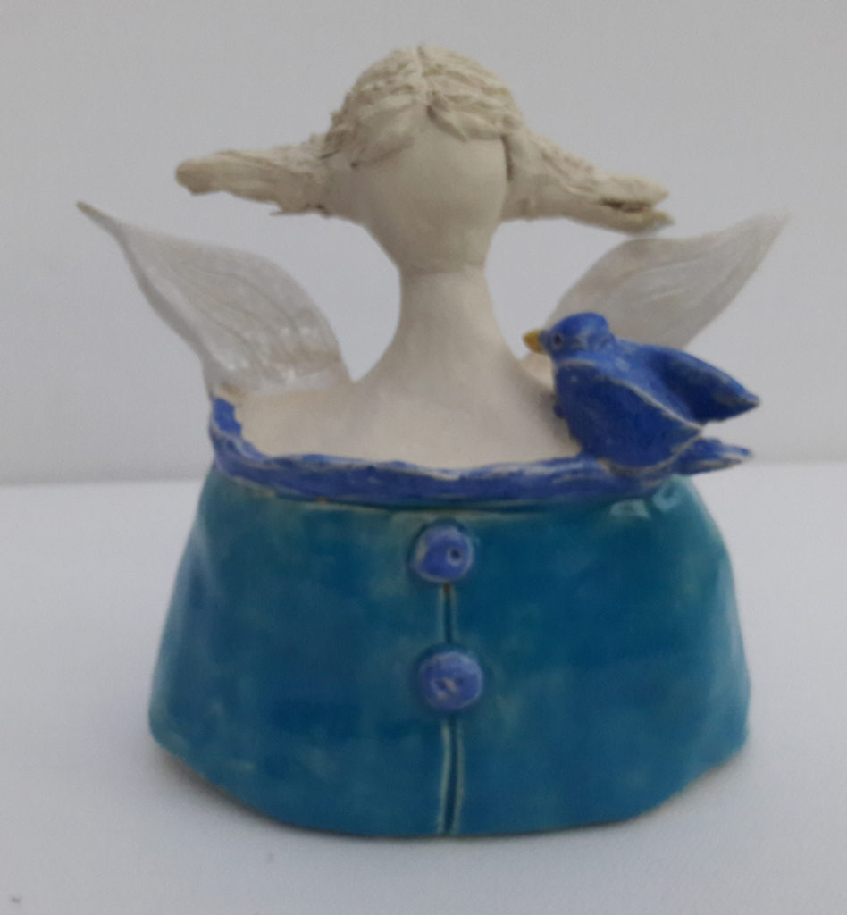 Blue Angel mit einem blauen Vogel auf der Schulter