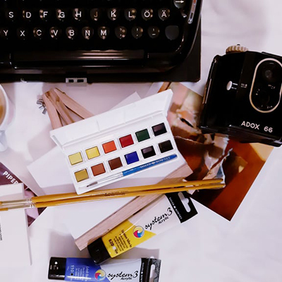 Bild von Schreibmaschine, Kamera, Farben, Pinsel
